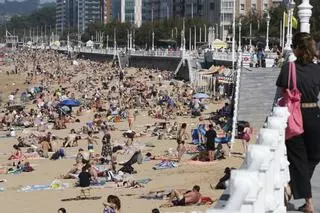 Playa, chapuzones, helados... Gijón disfruta de un día de mucho calor (en imágenes)