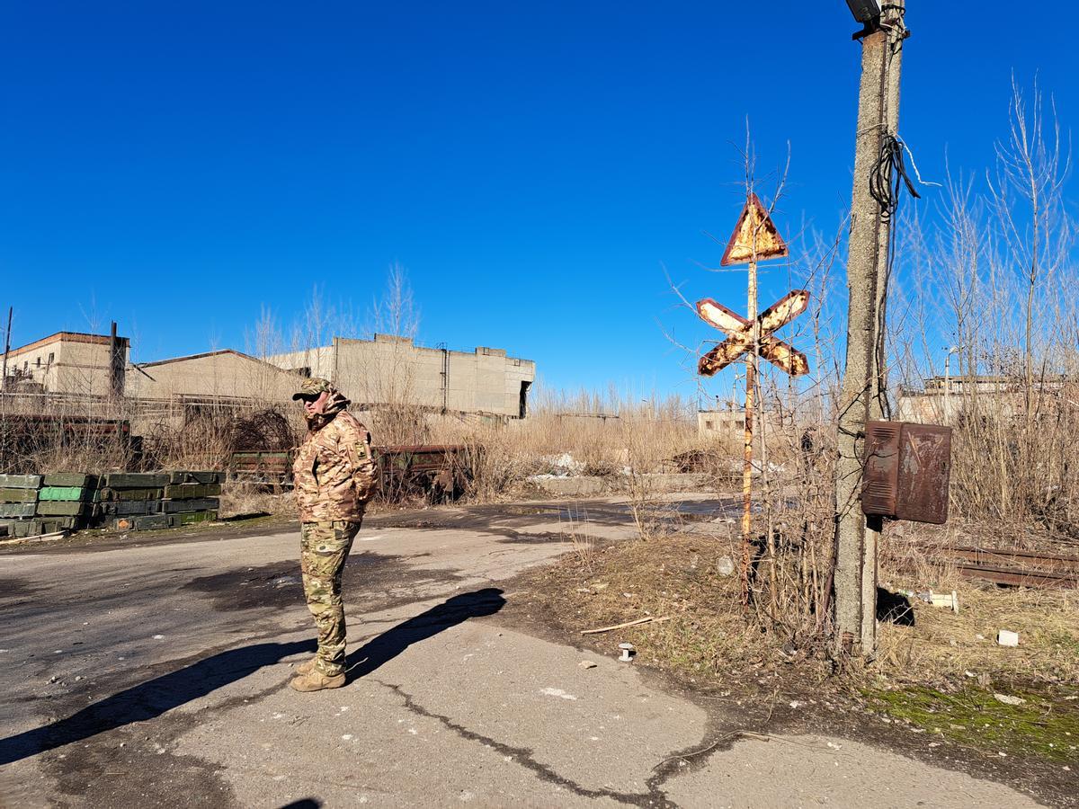 Un militar ucraniano reconoce la instalación bombardeada.