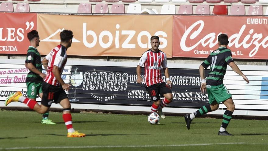 Pau y Ribeiro tratan de progresar entre la defensa del Rayo Cantabria.