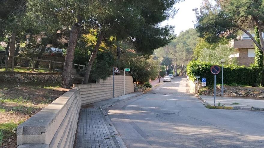 Vista, al fondo, de la calle Entrenaranjos, con el Parque de la Bonaigua, a la izquierda