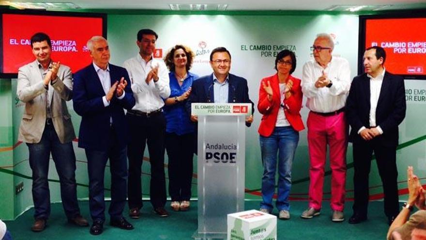 En la imagen de la izquierda, Miguel Ángel Heredia durante la rueda de prensa que dio tras conocer los datos relativos a Málaga, donde su partido ha sido el más votado.