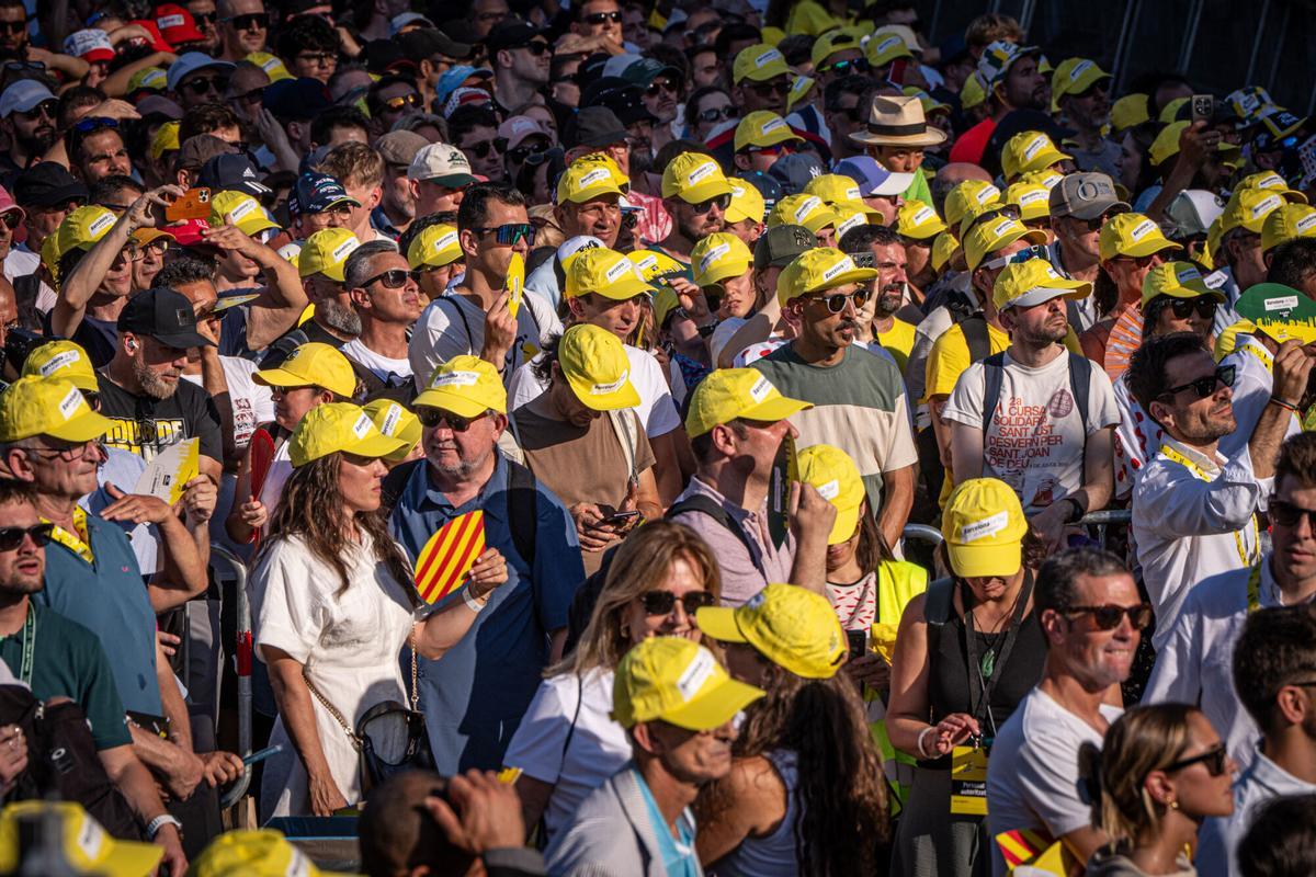 Presentación oficial de los equipos del Tour de Francia en Barcelona, con actuaciones y espectáculos.