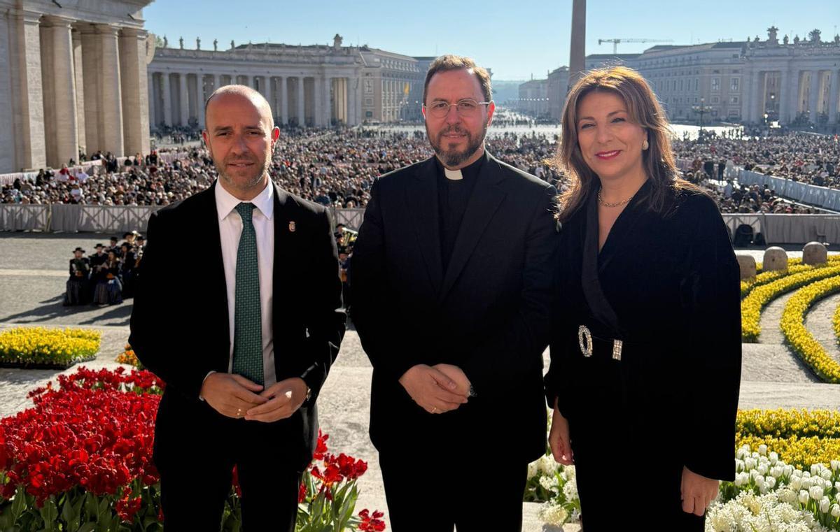 El alcalde de Grazalema, Carlos Javier García, el párroco Luis Carlos Vilches y  la alcaldesa de Ronda, Maripaz Fernández, en la plaza de San Pedro del Vaticano.