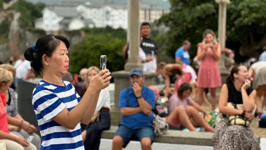 Luarca no perdió la esperanza por ver el eclipse pese a las nubes: centenares de personas toman la carretera del faro y el entorno de la Atalaya