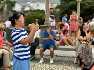 Luarca vive el eclipse con emoción y "esperanza" pese a las nubes