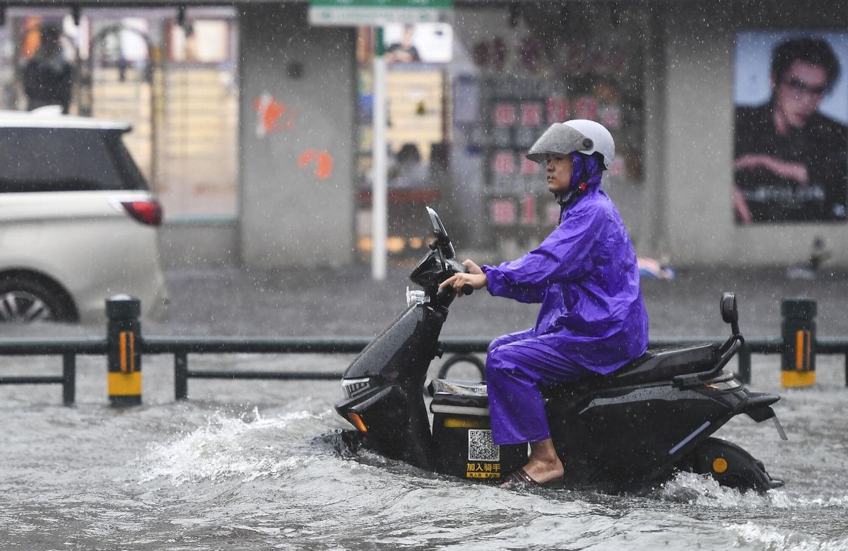 Haikou (China), 20/07/2025.- A delivery man drives a motorbike through a flooded area in Haikou, Hainan Province, China, 20 July 2025. Typhoon Wipha, the sixth typhoon of the year, made landfall near Jiangmen City in south Chinas Guangdong Province around 5:50 p.m., according to the Guangdong provincial meteorological observatory. Hainan raised its emergency response for flood and typhoon control from Level IV to Level III, as strong winds and rainstorms are expected to impact the island province. EFE/EPA/XINHUA / Yang Guanyu CHINA OUT / UK AND IRELAND OUT / MANDATORY CREDIT EDITORIAL USE ONLY. CHINA OUT / UK AND IRELAND OUT / MANDATORY CREDIT EDITORIAL USE ONLY Haikou (China), 20/07/2025.- A delivery man drives a motorbike through a flooded area in Haikou, Hainan Province, China, 20 July 2025. Typhoon Wipha, the sixth typhoon of the year, made landfall near Jiangmen City in south Chinas Guangdong Province around 5:50 p.m., according to the Guangdong provincial meteorological observatory. Hainan raised its emergency response for flood and typhoon control from Level IV to Level III, as strong winds and rainstorms are expected to impact the island province. EFE/EPA/XINHUA / Yang Guanyu CHINA OUT / UK AND IRELAND OUT / MANDATORY CREDIT EDITORIAL USE ONLY. CHINA OUT / UK AND IRELAND OUT / MANDATORY CREDIT EDITORIAL USE ONLY