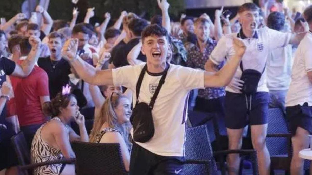 Aficionados ingleses en Magaluf, viendo un partido de su selección durante la Eurocopa de 2021