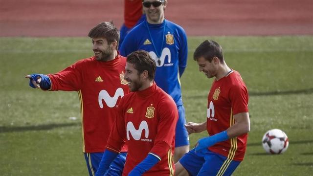 Lopetegui observa a Piqué, Ramos y Azpilicueta durante un entrenamiento de la selección española el pasado 21 de marzo