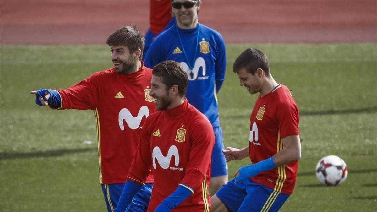 Lopetegui observa a Piqué, Ramos y Azpilicueta durante un entrenamiento de la selección española el pasado 21 de marzo