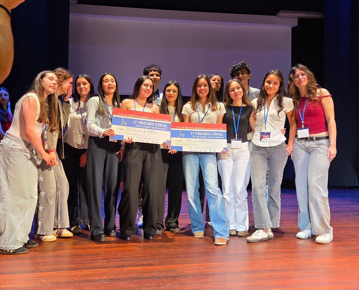 El equipo del IES do Milladoiro con sus compañeros del IES Terra de Xallas 2 (Santa Comba), que lograron el segundo puesto.