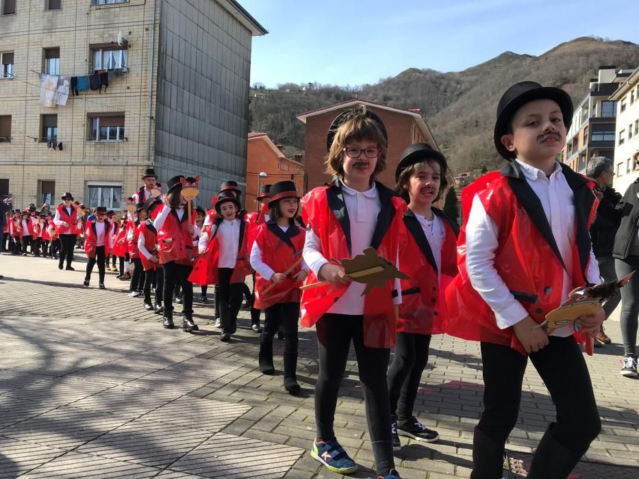 Desfile escolar en el Antroxu de Laviana