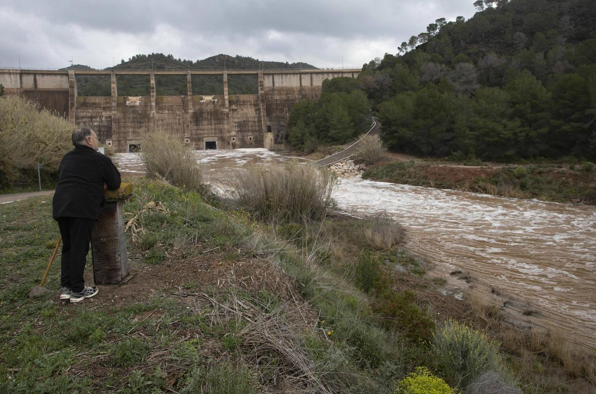 Imatge d’arxiu d’un desaigüe en la presa d’Algar de Palància