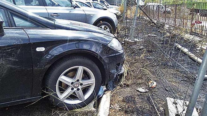 Un incendio junto al parque del canódromo causa daños en varios coches