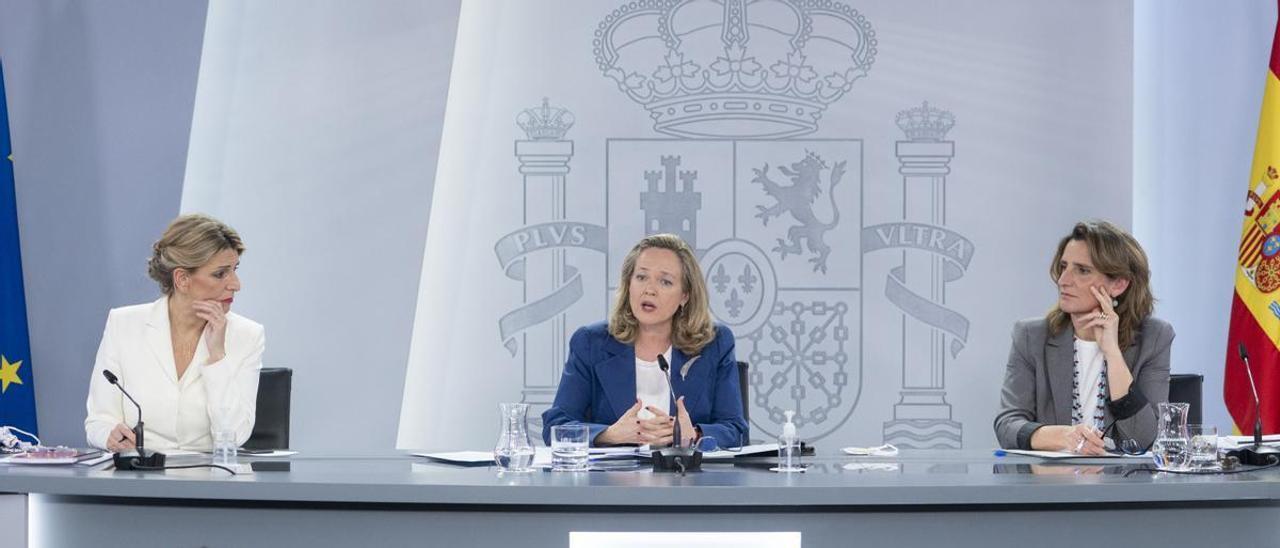 Yolanda Díaz, Nadia Calviño y Teresa Ribera, ayer tras el Consejo de Ministros.