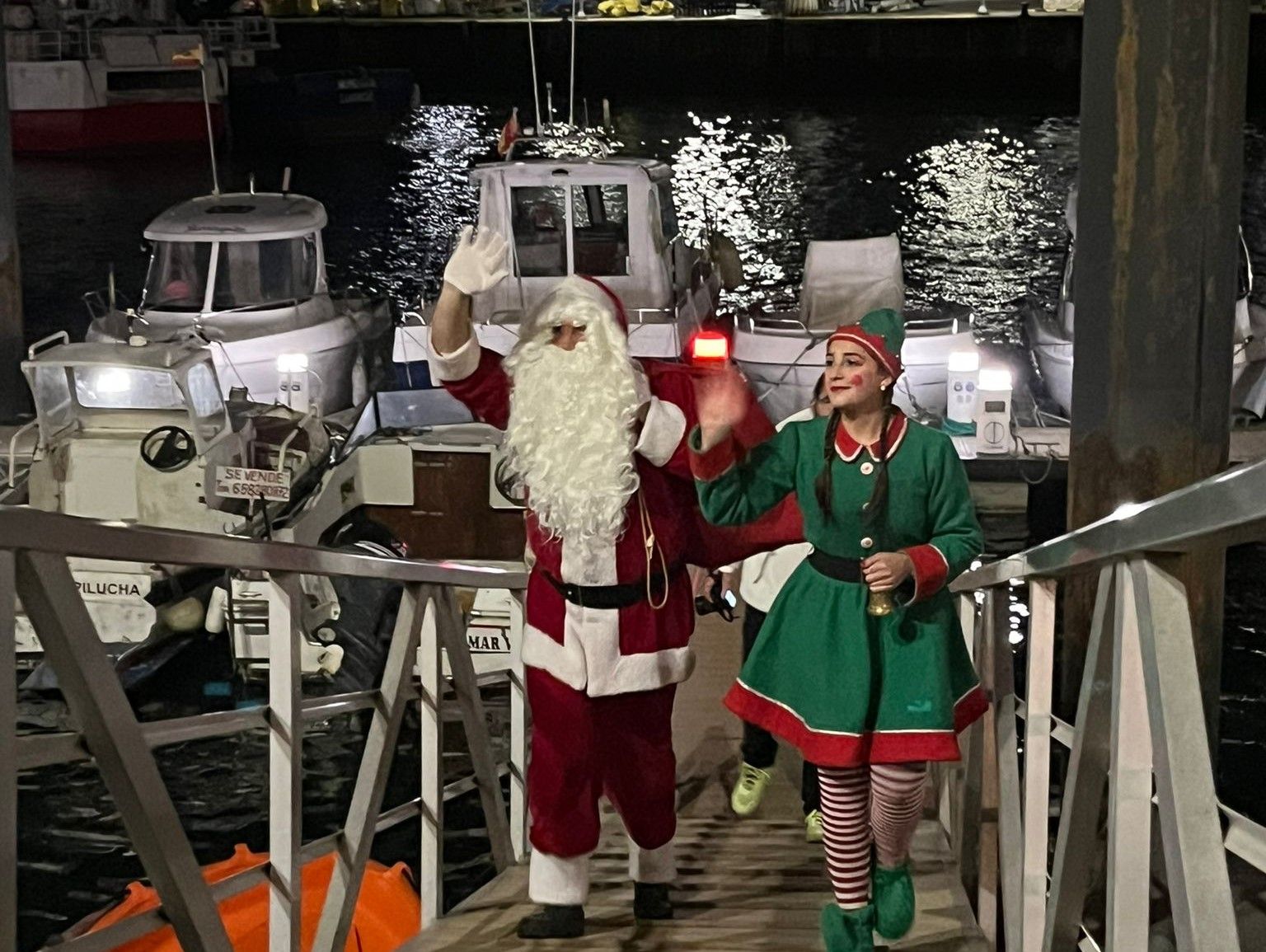 En imágenes: El espectacular desfile de Papá Noel por las calles de Luarca