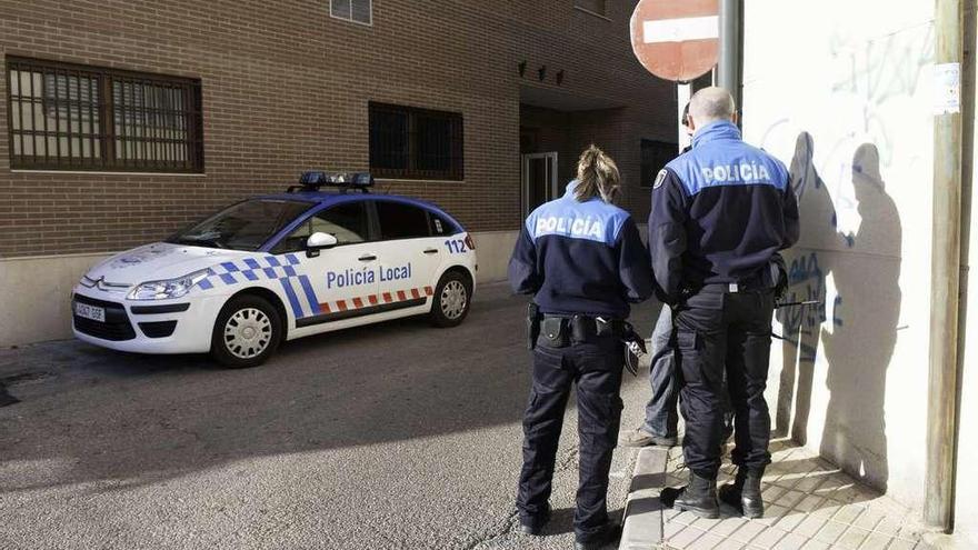 Agentes de la Policía Local frente al cuartel.