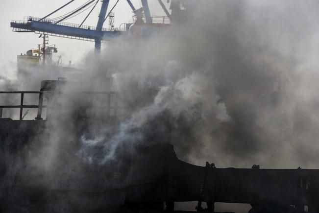 Incendio de un barco en el Muelle Reina Sofia