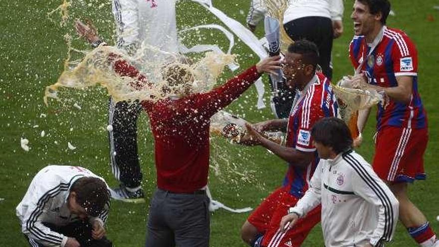 Los jugadores del Bayern bañan en cerveza a Guardiola. // Reuters
