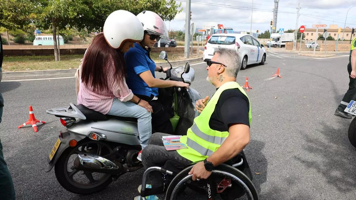 "Pensamos que nunca va a pasar nada, hasta que pasa": La DGT y ASPAYM lanzan una campaña para reducir las distracciones al volante