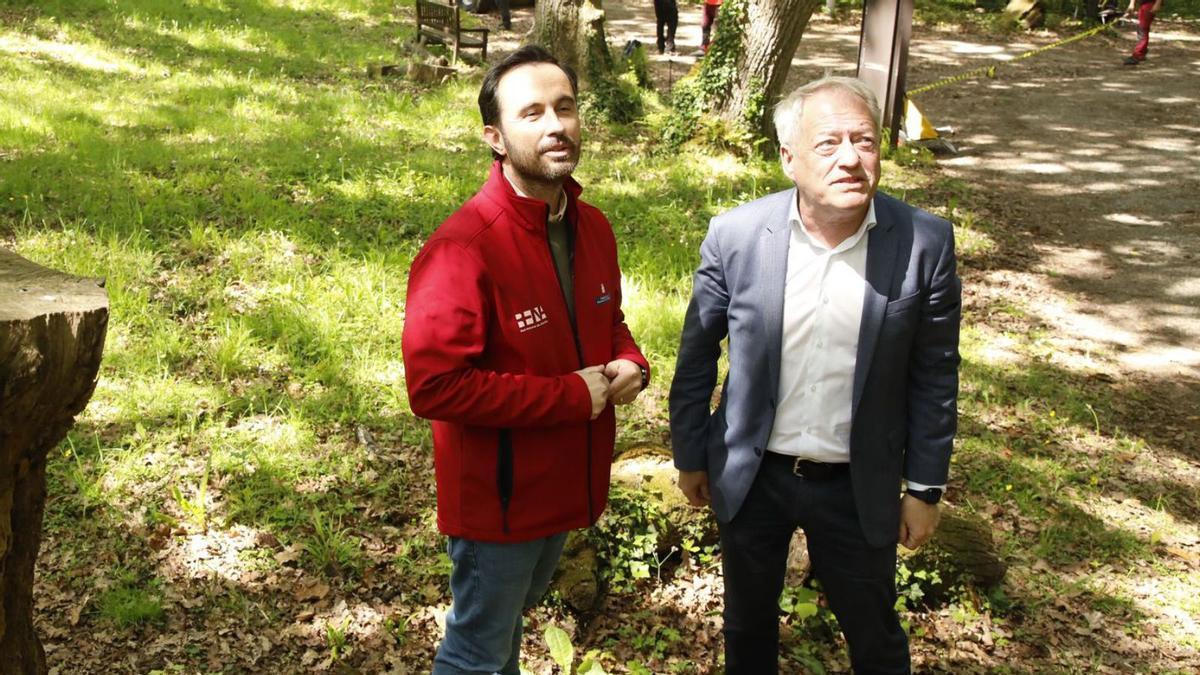 Aurelio Martín (a la derecha),  durante su visita a la carbayera del Tragamón. | Ángel González