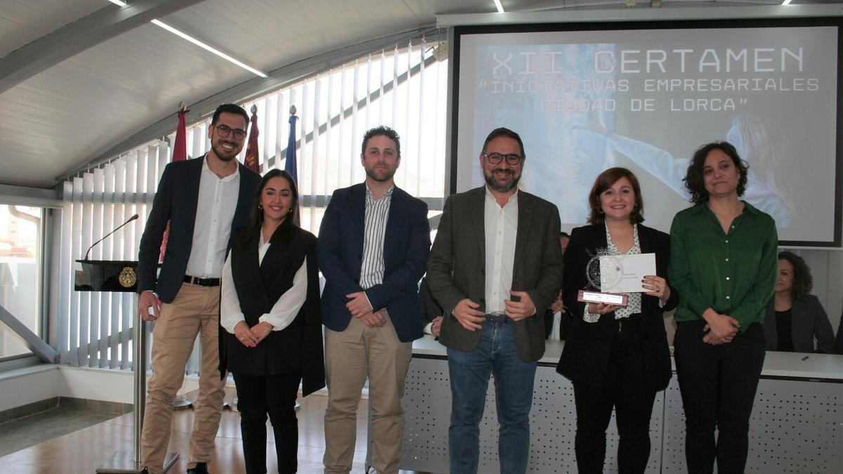 El alcalde, centro, con los integrantes de la empresa Egaleco Lab, que recibían el primer premio.