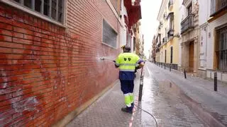 El equipo antigrafitis retira más de 200 pintadas antes de la Semana Santa