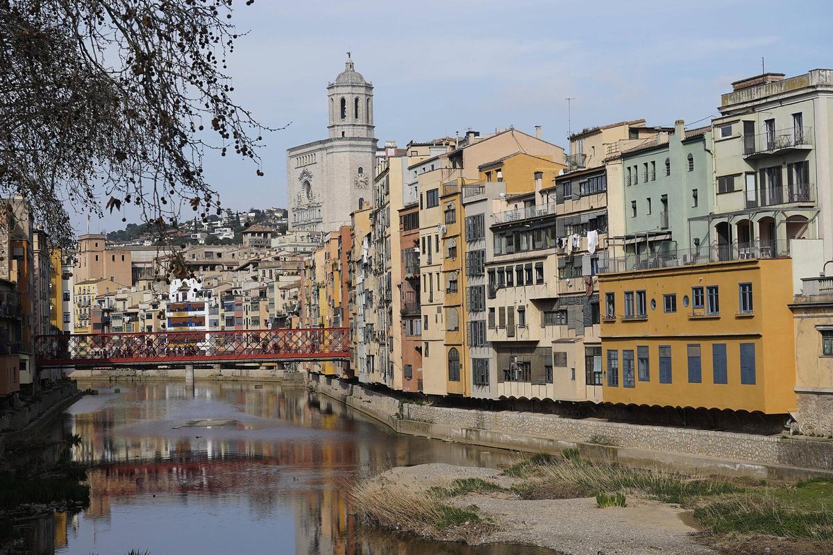 L’illa de cases a tocar de l’Onyar entre les places Independència i Catalunya té entre 21 i 25 habitatges buits.