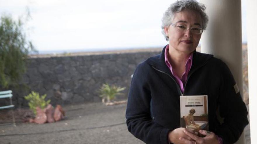 Marina Gartzia, ayer, en Playa Blanca (Yaiza) con un ejemplar de su novela. | javier fuentes