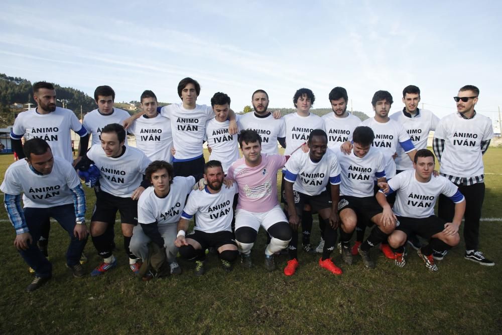 Iván Blanco, portero del Unión Deportivo San Esteban, recibe un homenaje sorpresa