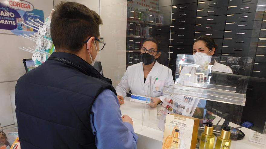 Dues treballadores de la Farmàcia Tuneu de Manresa venen un test d&#039;antígens a un client
