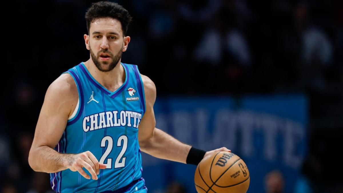 Vasilije Micic firmó su mejor partido en la NBA en su debut con los Hornets