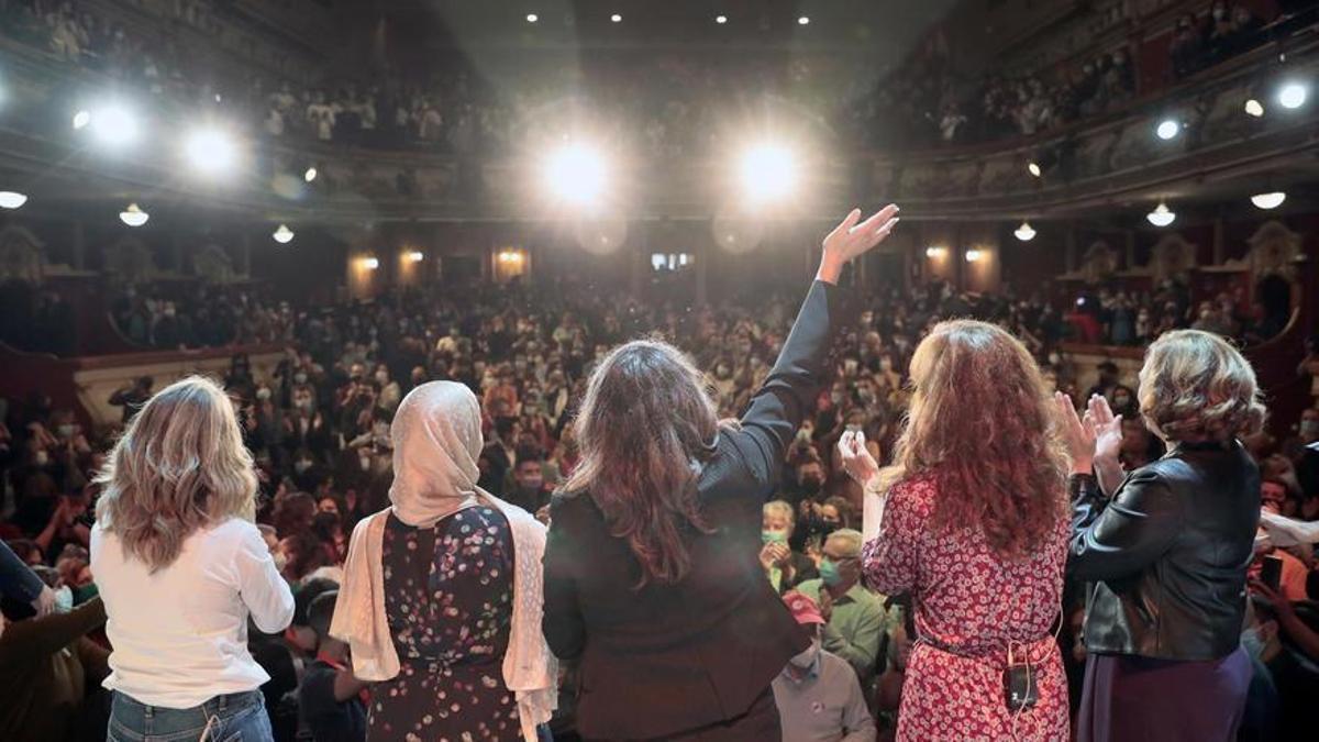 Yolanda Díaz, Ada Colau, Mónica Oltra, Fátima Hamed y Mónica García saludan al público en el acto de Valencia.