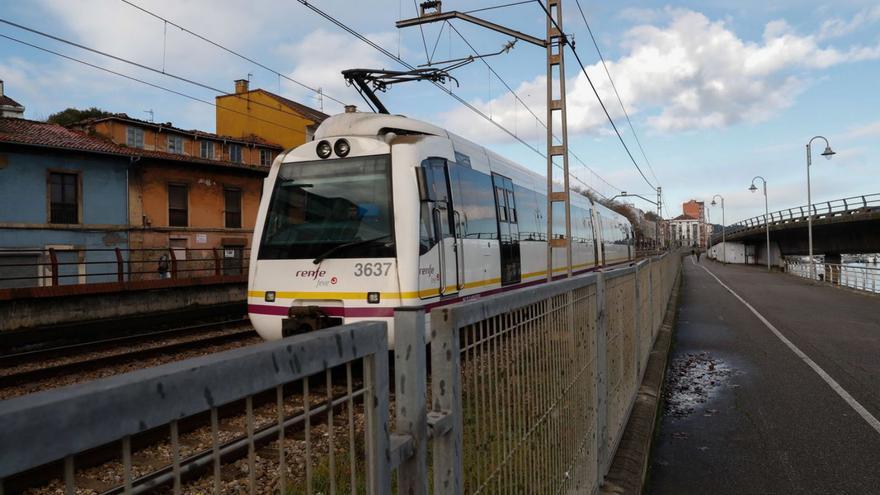 Un tren en el tramo ferroviario que separa Avilés y su Ría y que se quiere soterrar. | Mara Villamuza