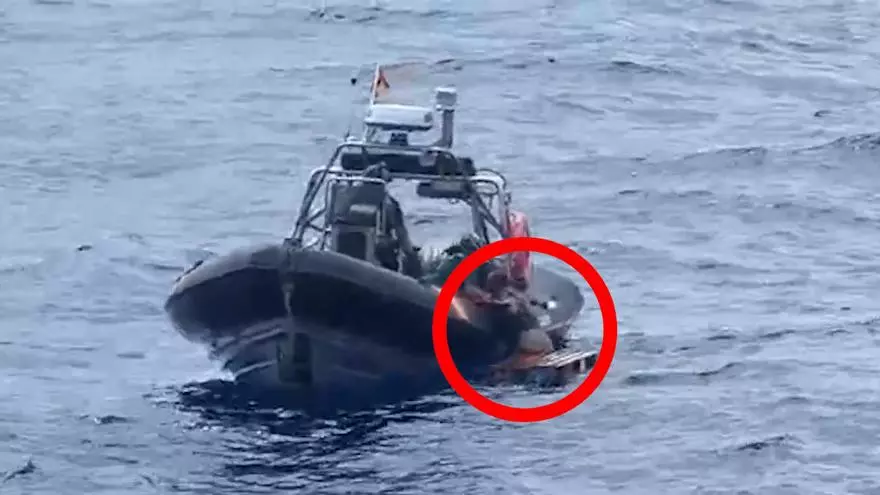 Rescatan a un hombre que trataba cruzar de Tenerife a Gran Canaria con un palet de madera
