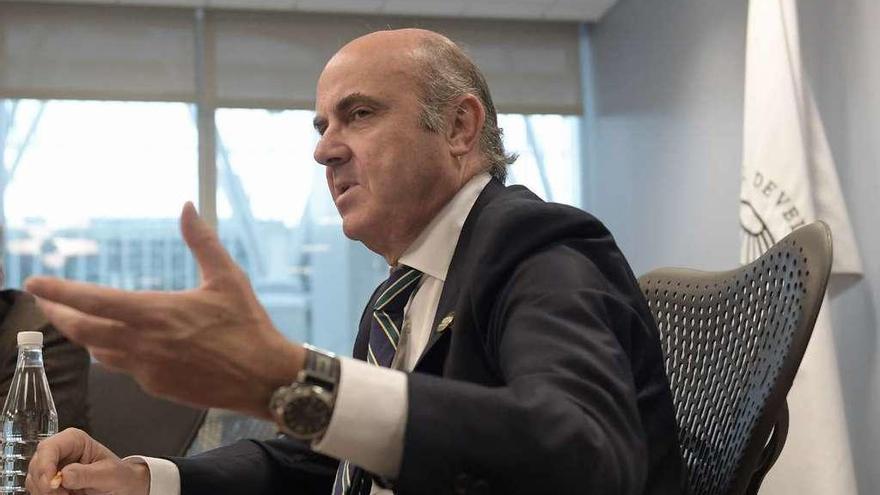 De Guindos, ayer, en Washington, en una rueda de prensa, tras la asamblea anual del FMI y el BM. // Efe