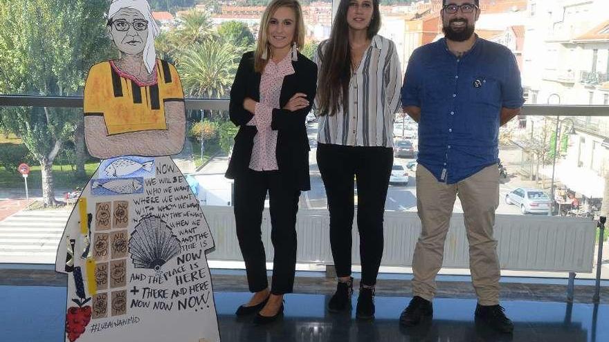 Paula Cabaleiro, Basilisa Fiestras y Tomás Hermelo con un modelo de las figuras. // Gonzalo Núñez