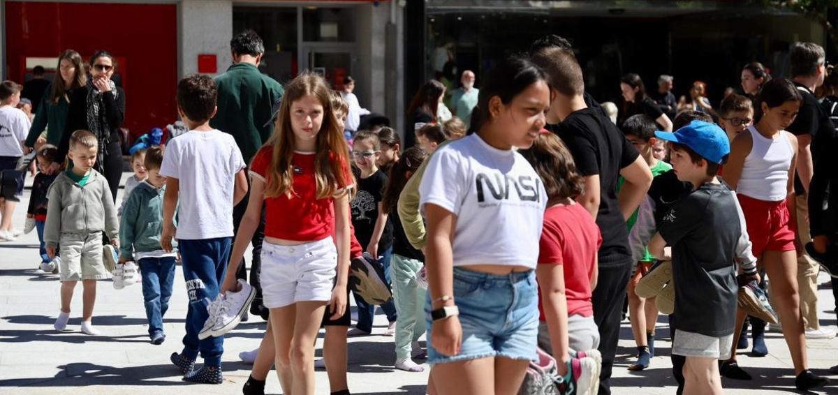 Más de 250 escolares de A Estrada alzan sus voces en contra de las guerras |
