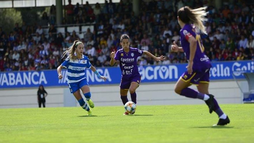 Silvia Doblado conduce el balón en una acción del partido de ayer.