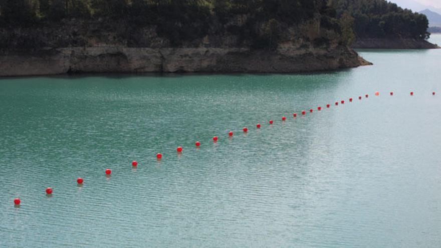 Agua embalsada en los pantanos Guadalhorce-Guadalteba.