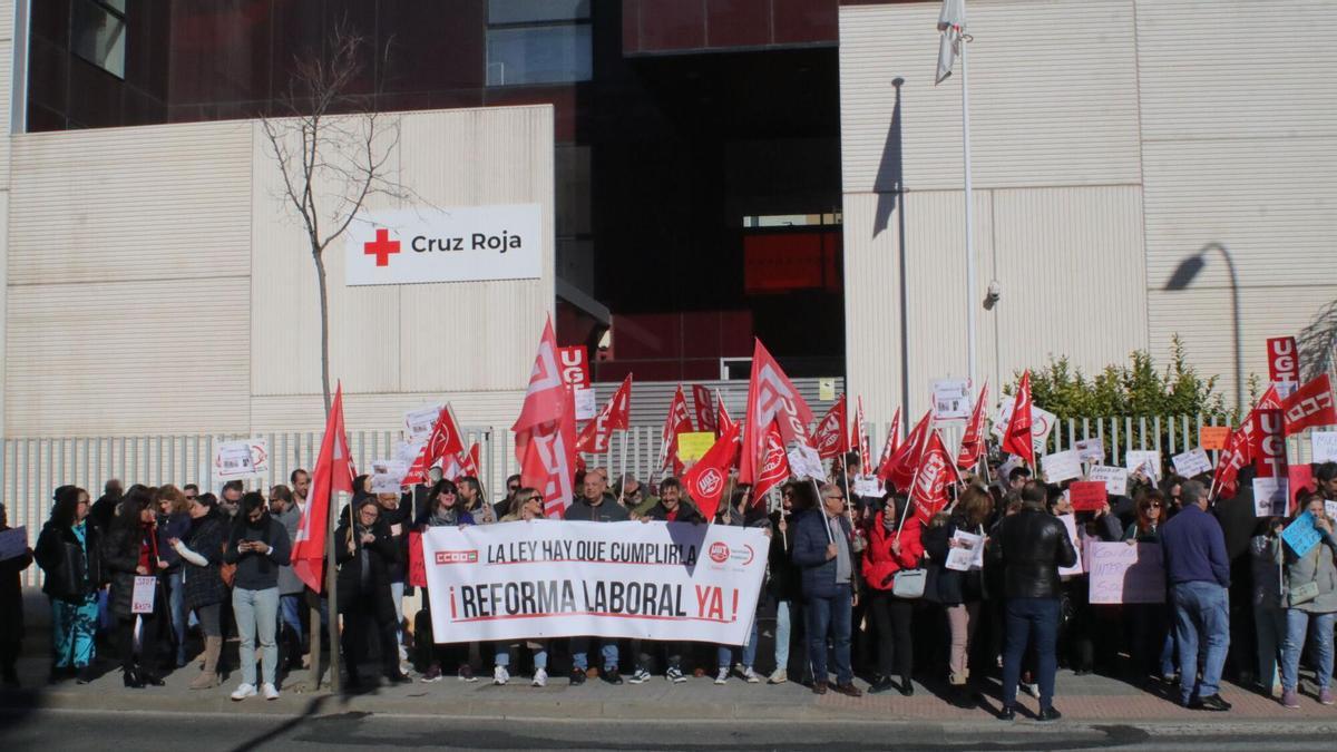 Imagen de archivo de una concentración de los trabajadores de Cruz Roja a las puertas de la sede de la institución humanitaria en Córdoba.