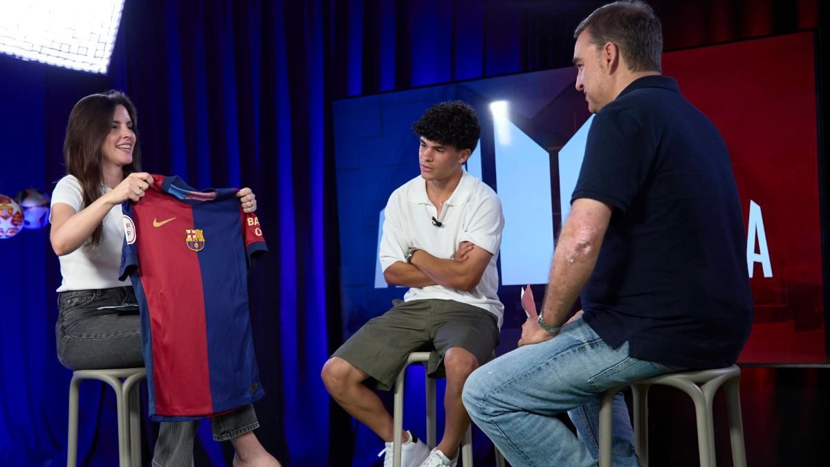 Quim Junyent regaló a Andrea Ginés y Jaume Marcet una camiseta suya del Barça en la entrevista en el programa ADN Masia