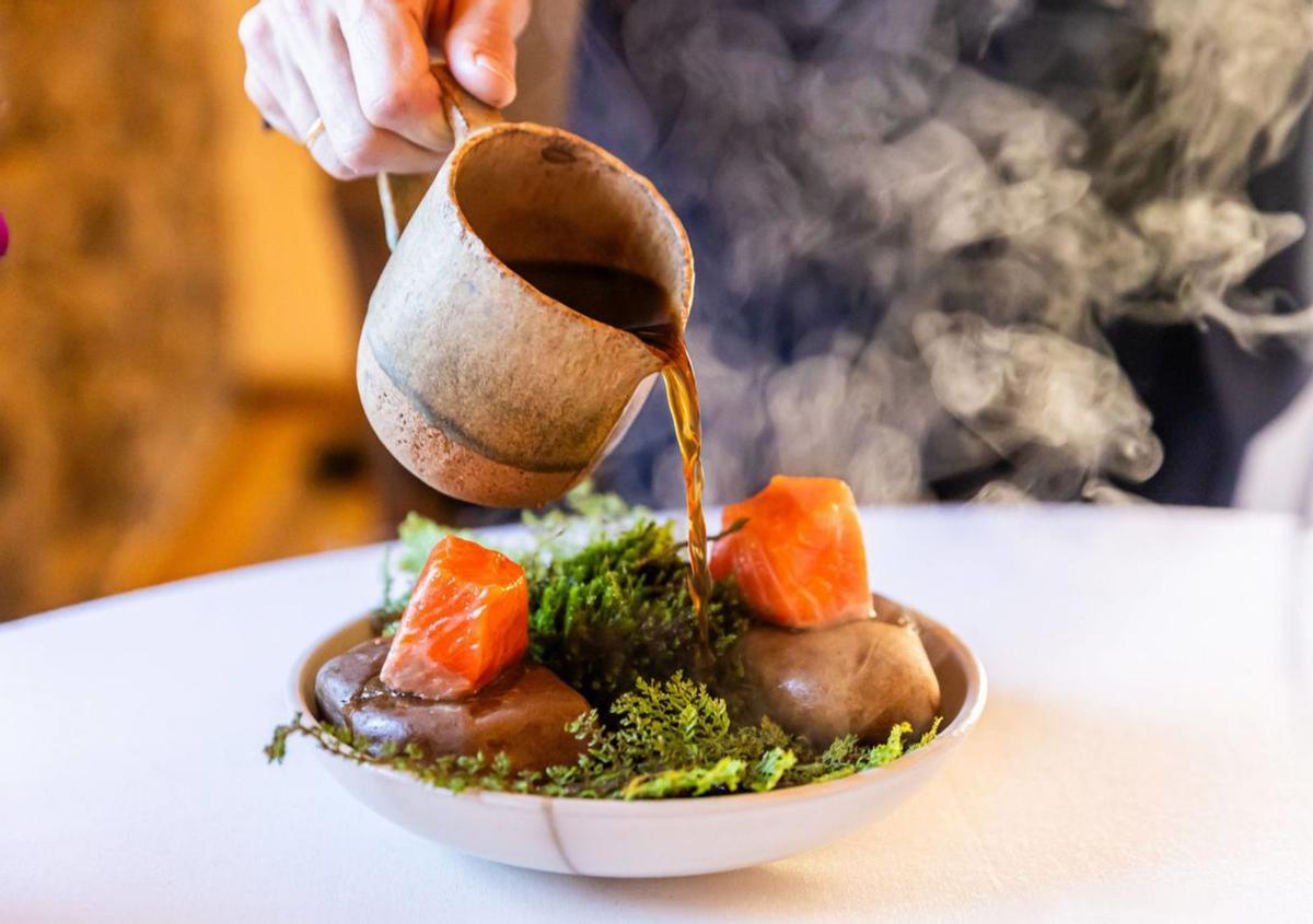 Pitu guisado al estilo de mi madre, cresta y paté de sus higaditos. |