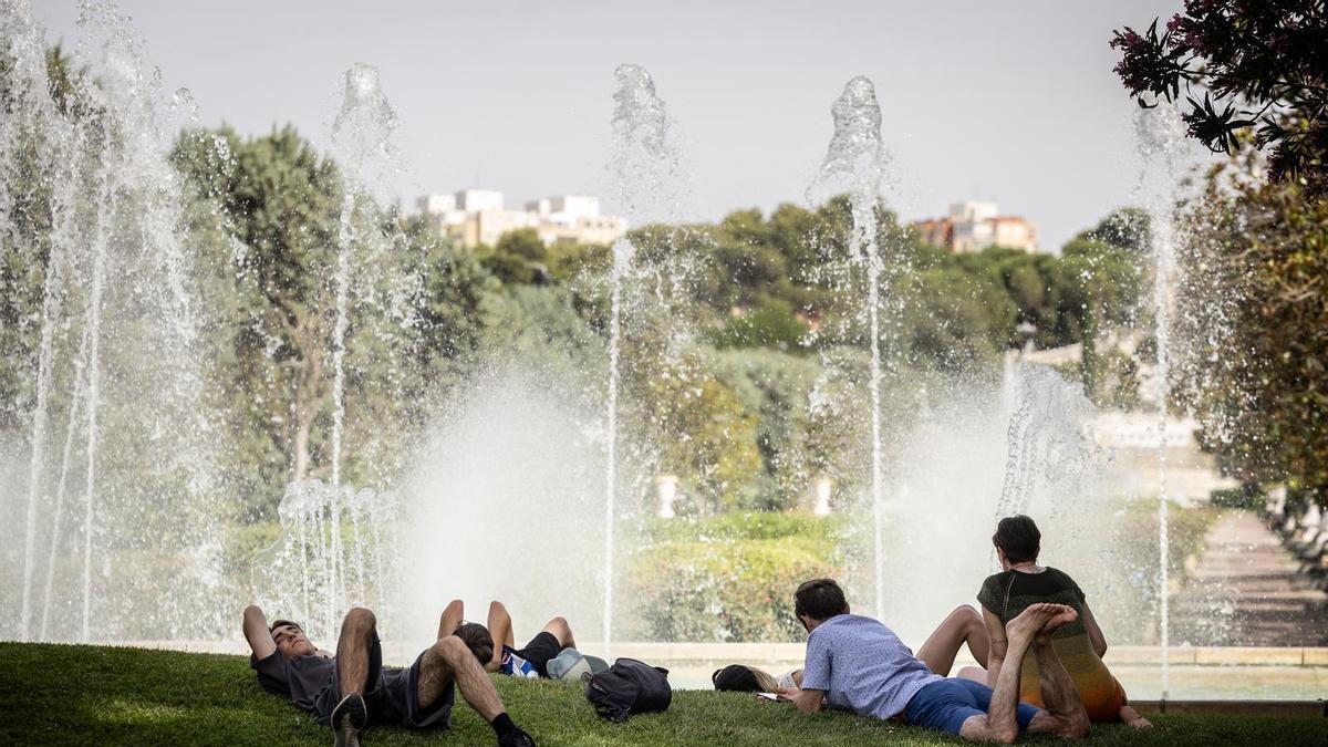 Varias personas en un parque de Zaragoza, hace unas semanas, durante la primera ola de calor.