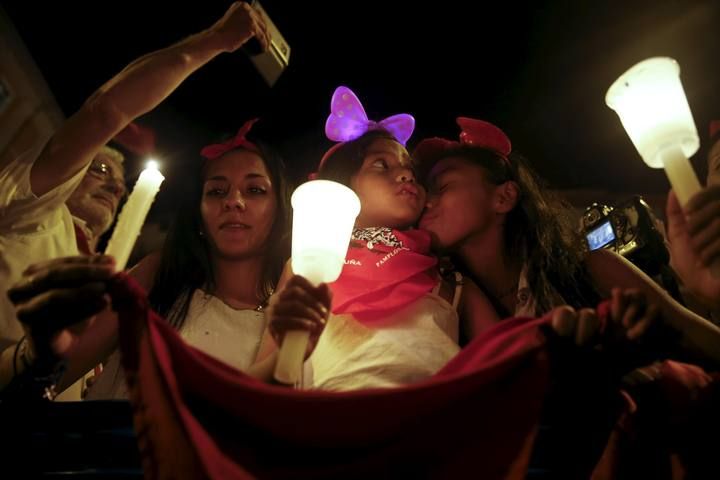 Miles de pañuelos y velas despiden los Sanfermines 2015