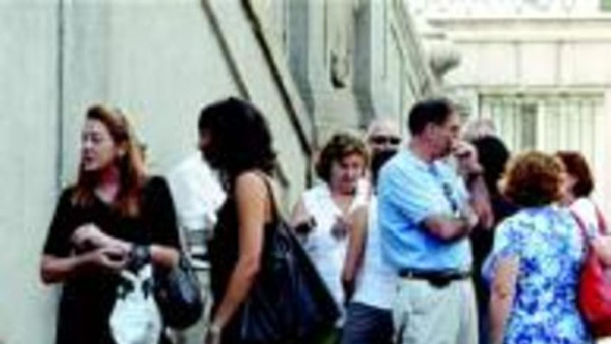 Familiares de las víctimas del 11-M, ayer, a las puertas del Supremo.