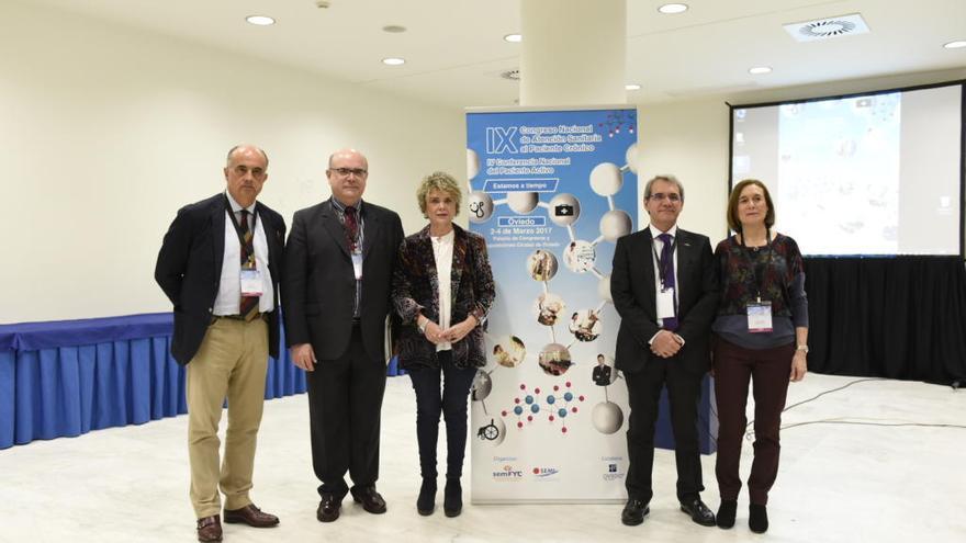 De izquierda a derecha, Antonio Zapatero, presidente de la SEMI; Pedro Abad, presidente del comité científico del congreso;  Maria Soledad Sanchez, miembro del comité organizador de la Conferencia del Paciente Activo; Salvador Tranche, presidente de Semfyc; y Covadonga Monte, presidenta del comité organizador del congreso