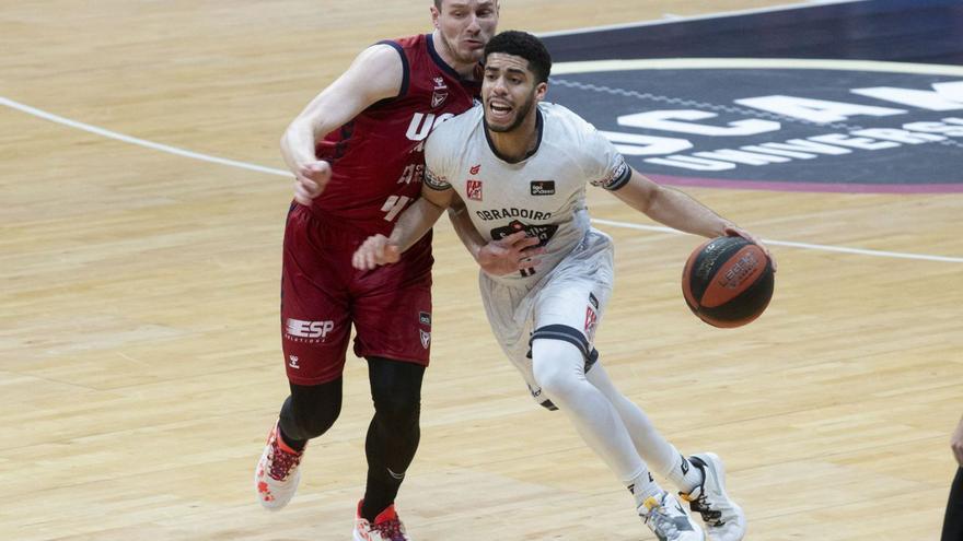 Arturs Kurucs defiende a Jordan Howard en el partido ante el Obradoiro.