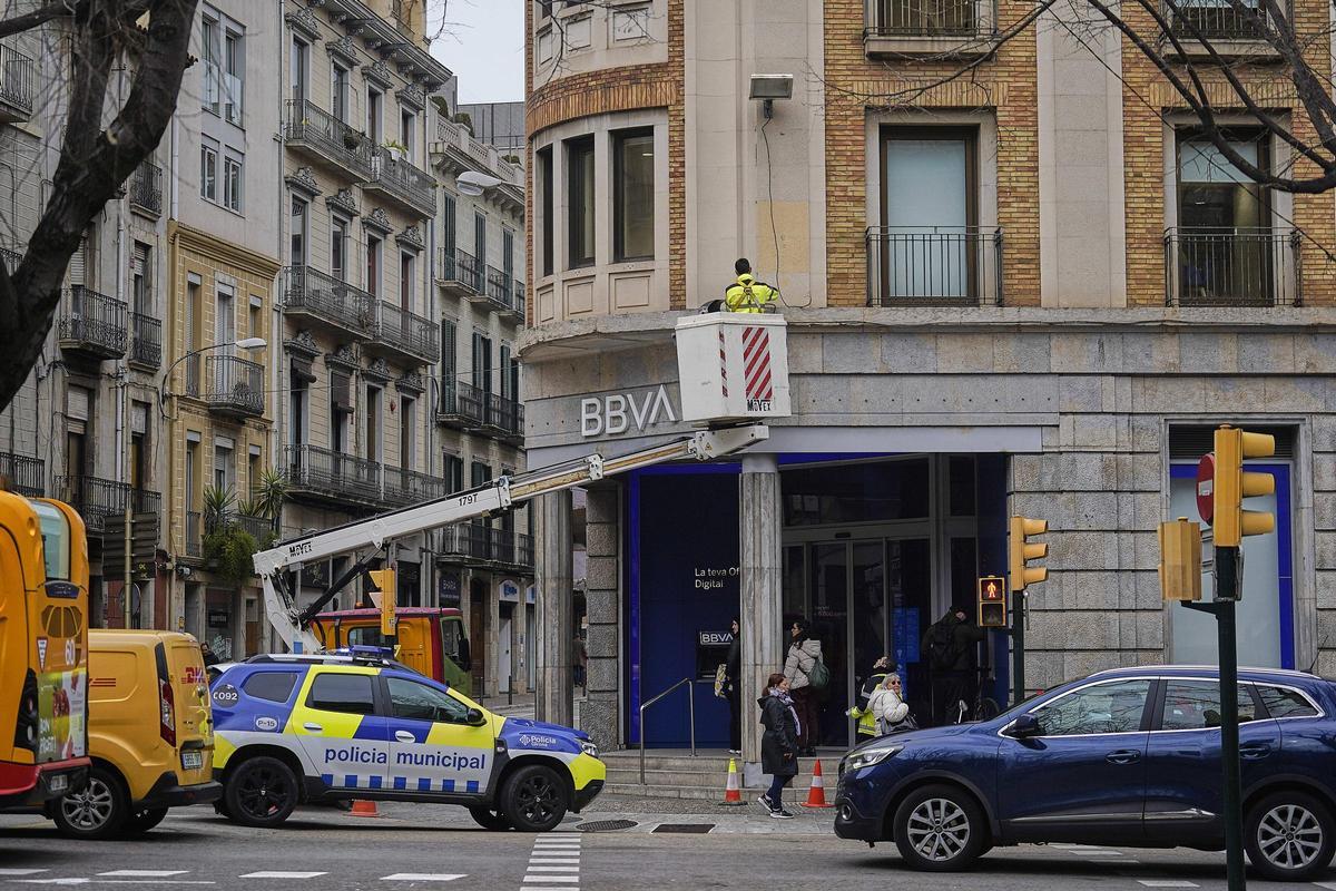 Les fotos dels operaris treballant per tornar la llum a la ronda Ferran Puig i el carrer Sèquia