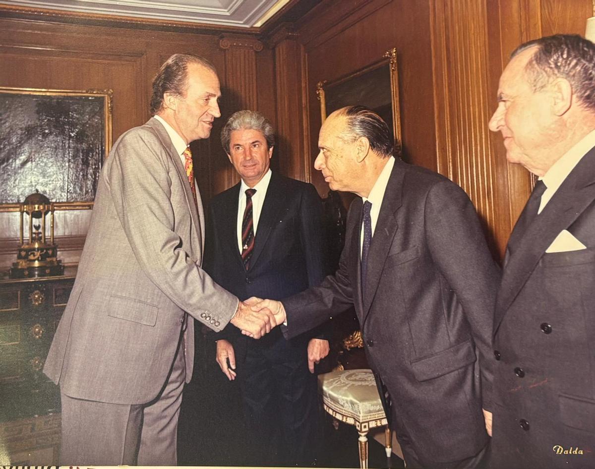 Manuel Terrón Albarrán saluda al rey emérito Juan Carlos I.