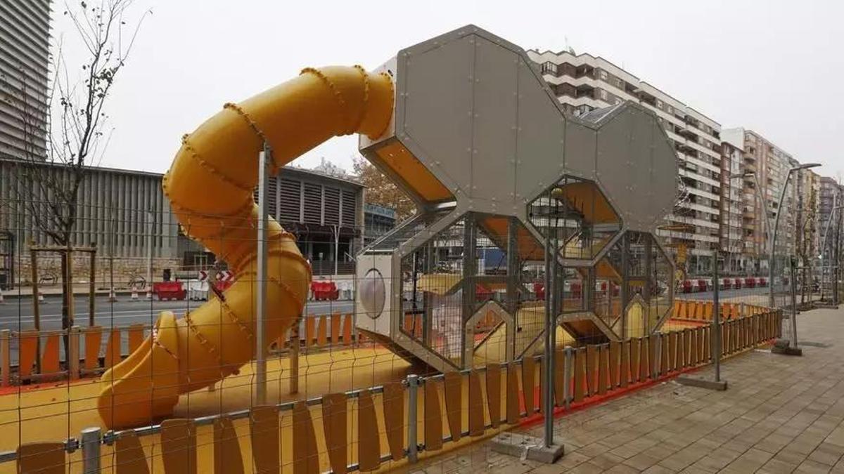 La nueva zona de juegos infantiles instalada en la avenida de Navarra de Zaragoza